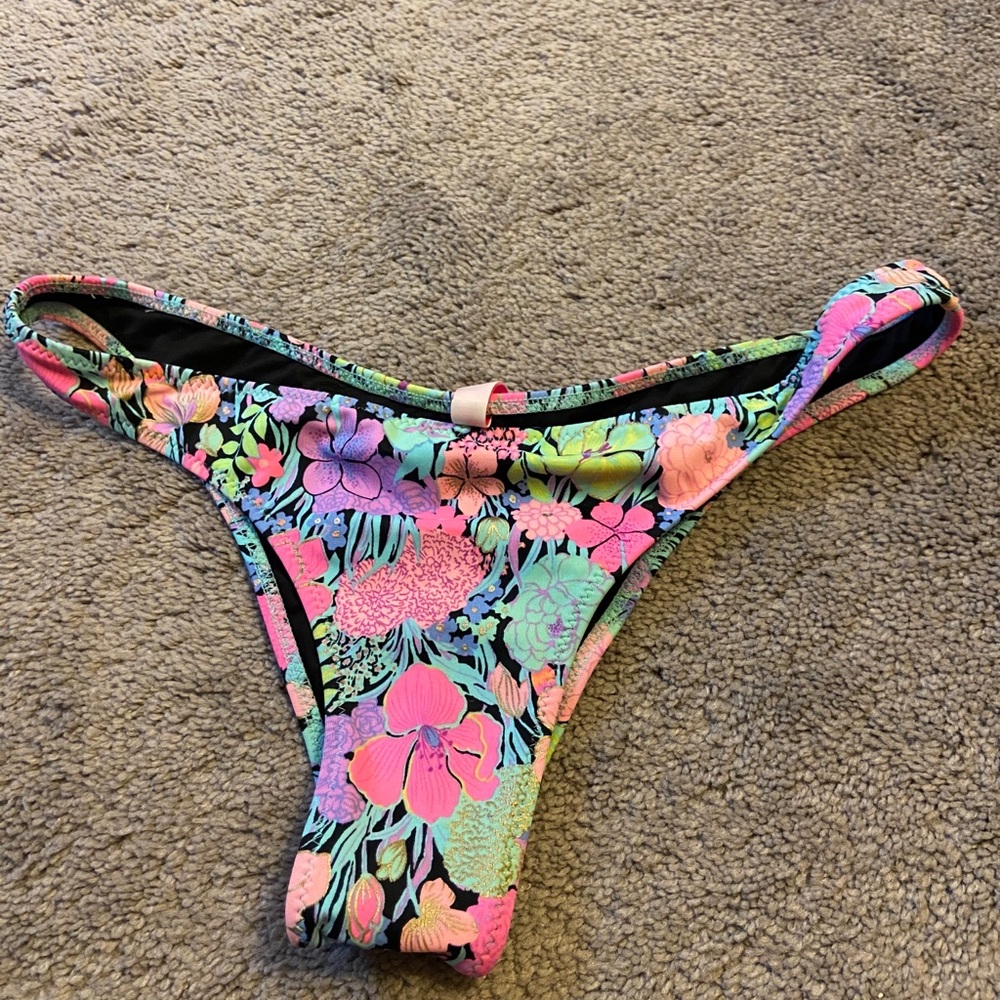 Victoria’s Secret Bikini bottom- Size M